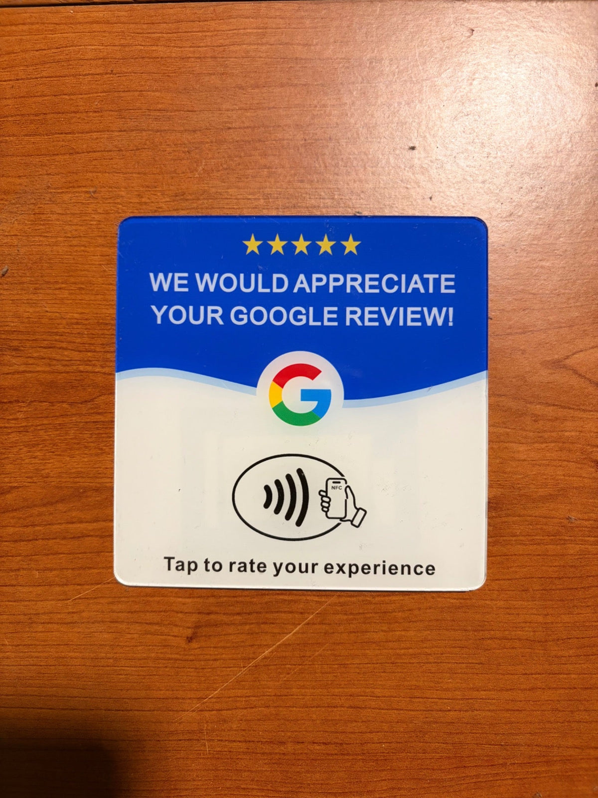 Targhetta TapLocale Review NFC sul bancone, fotografia reale